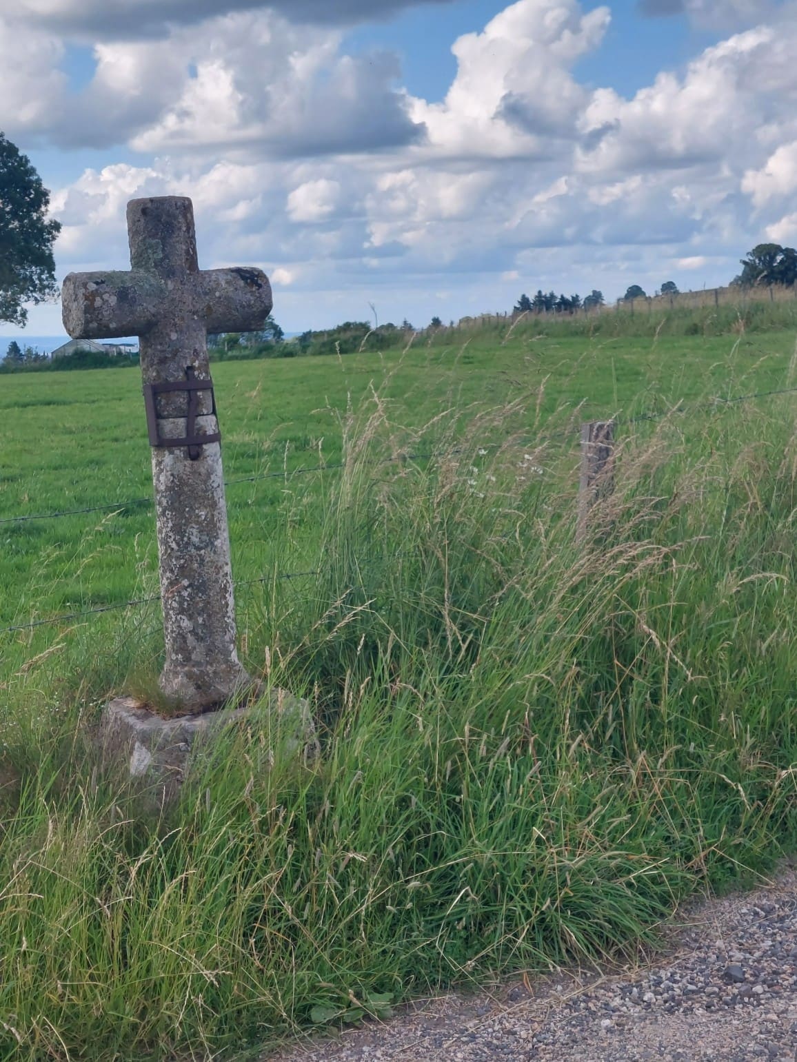 CROIX ANCIENNE PRAIRIE TRIZAC CANTAL CHEMIN